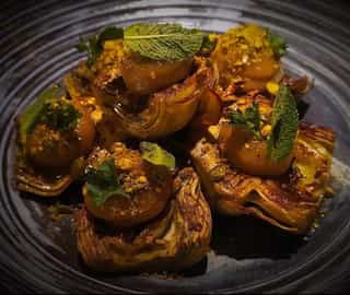 Alcachofas a la romana con crema de cebolla