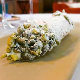 Cannolo Siciliano relleno de ricotta y pistacho