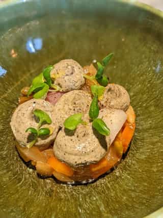 Caponata siciliana con emulsión de berenjena a la brasa