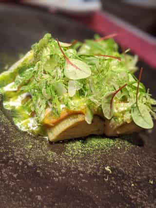 Espárragos blancos a la brasa con lactonesa de espárragos y aceite de perejil