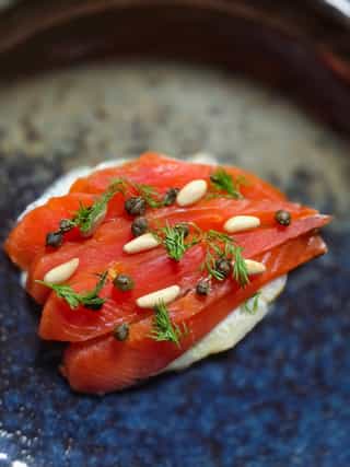 Hinojo confitado con salmón curado