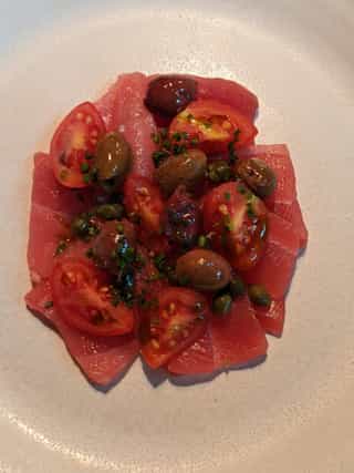 Lomo de atún rojo con aceituna taggiasche y cherry siciliano