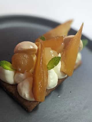 Masa quebrada con crema de limón, compota de pera y peras confitadas