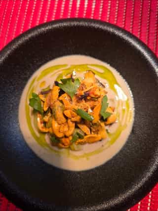 Mejillones en escabeche con salsa de champiñones y aceite de gremolada