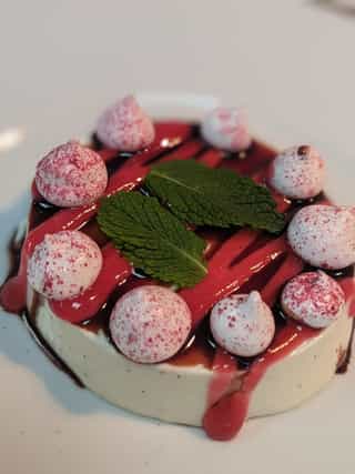 Pannacotta de vainilla con coulis de frutos rojos y reducción de balsámico