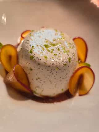 Pannacotta infusionada con vainilla, piel de lima y naranja y albaricoque