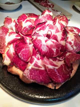Pizza frita con coppa artesanal