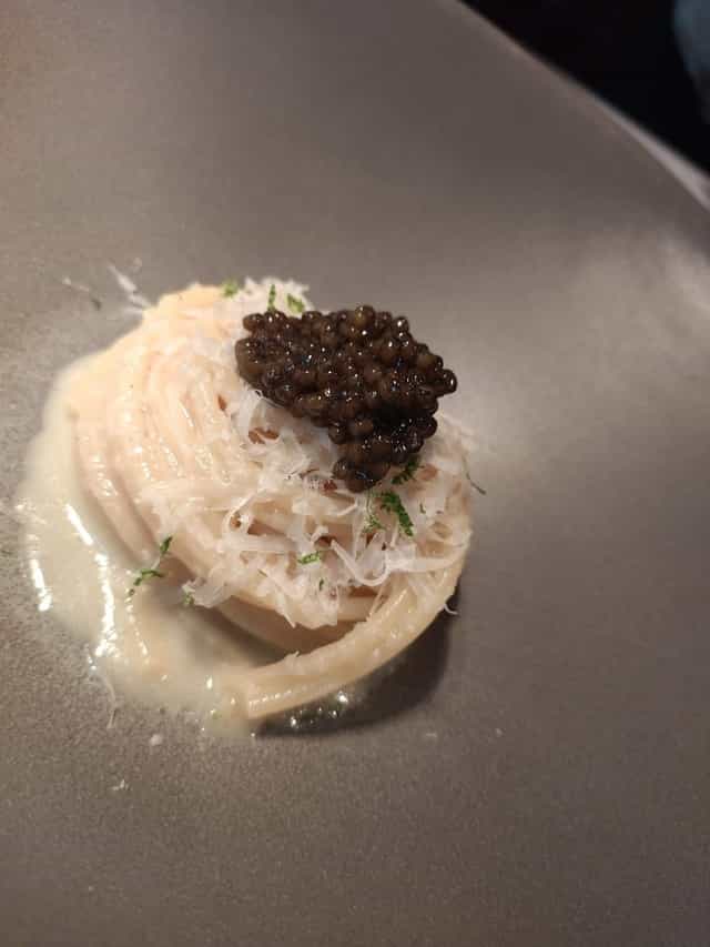 Spaghettone al burro con caviar