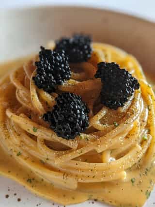 Spaghettone con carbonara y huevas de arenque ahumado
