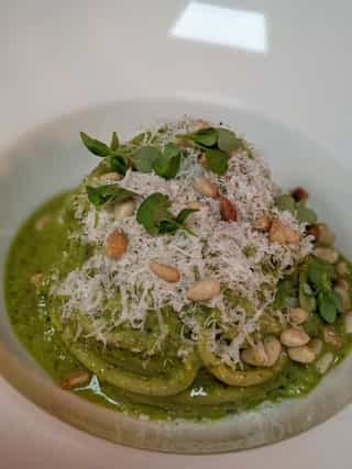 Spaghettone con pesto de albahaca