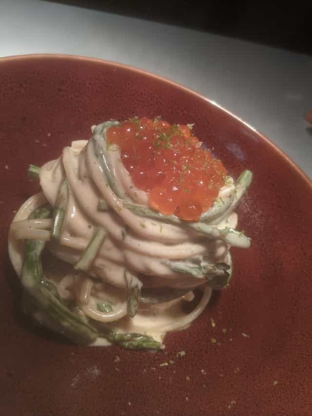 Spaghettone en crema ligera de espárragos verdes y huevas de salmón