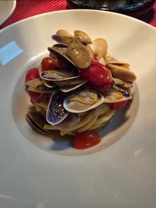Spaghettone fresco con almeja japonica