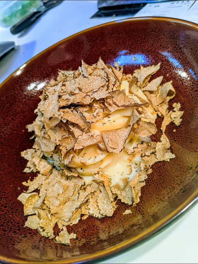 Tagliatelle al burro con trufa negra de temporada