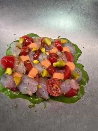 Tartar de cigalas con cherry, emulsión de albahaca y gazpacho de tomate