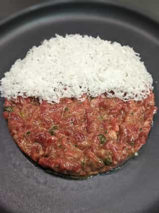 Tartar de ternera con provolone del Monaco